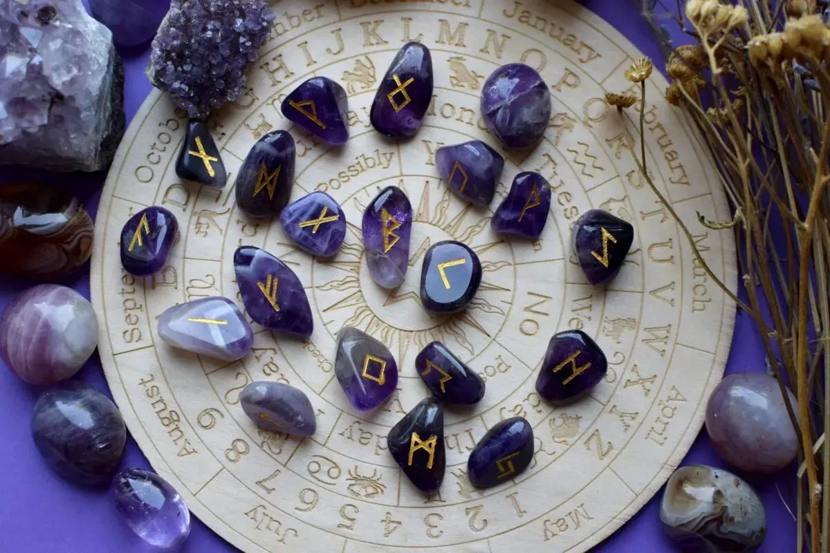Horoscop rune 26 iulie 2026: Vărsătorul primește o surpriză financiară de la runa Jera