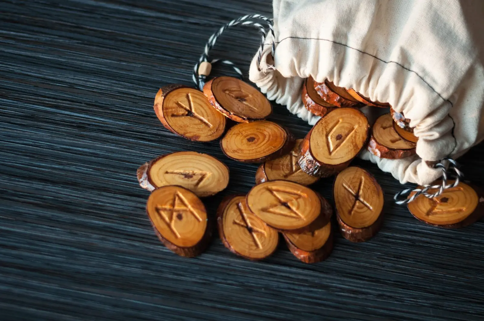 Horoscopul rune pentru 14 octombrie 2026: doar zodia WUNJO primește binecuvântarea zilei