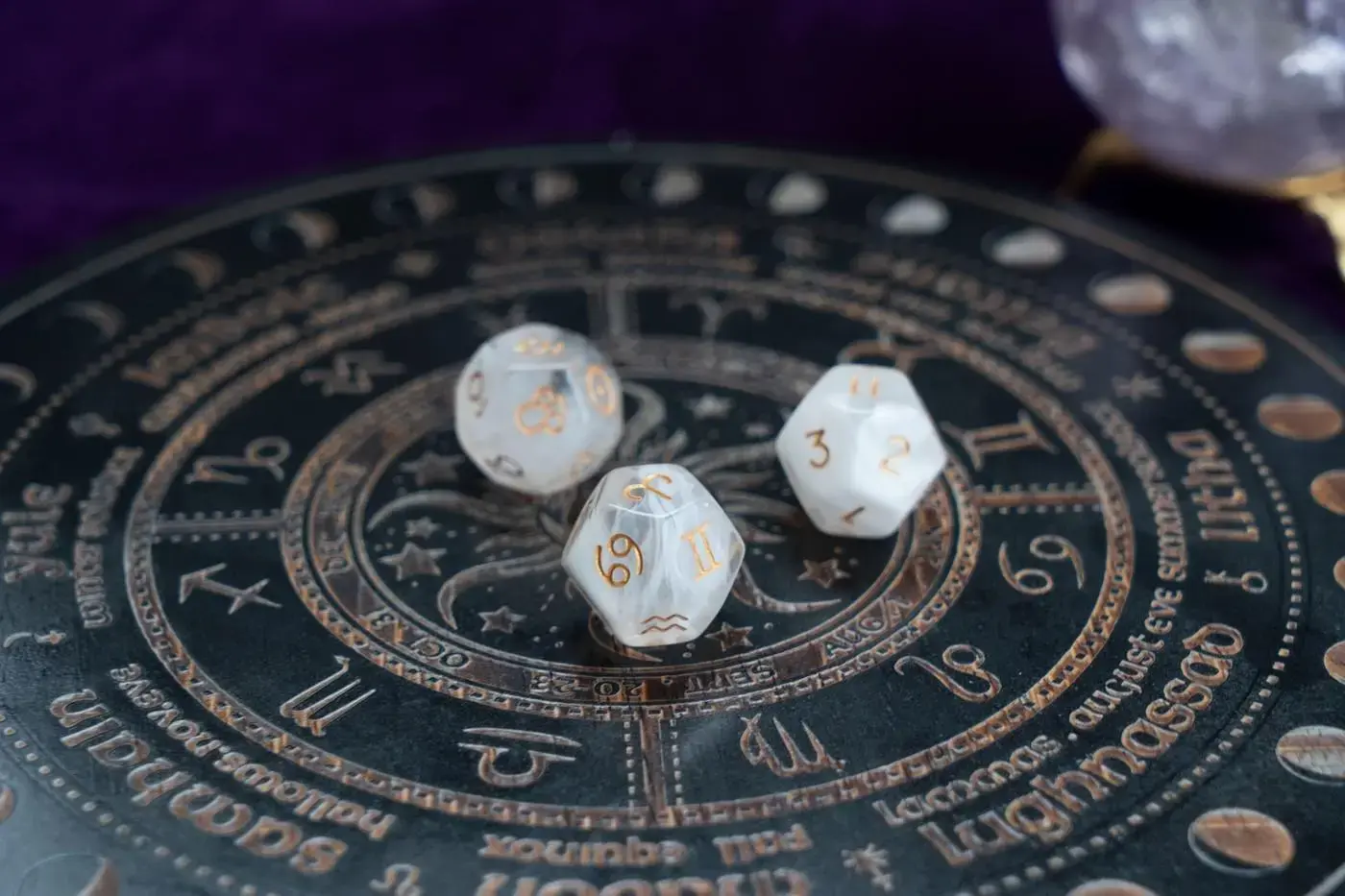 Horoscopul weekendului 3-4 octombrie 2026: Tensiuni în relații și griji financiare